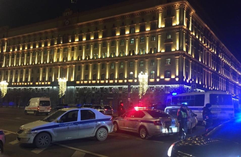 Двое погибших, пятеро в больнице: что известно о стрельбе у здания ФСБ в Москве