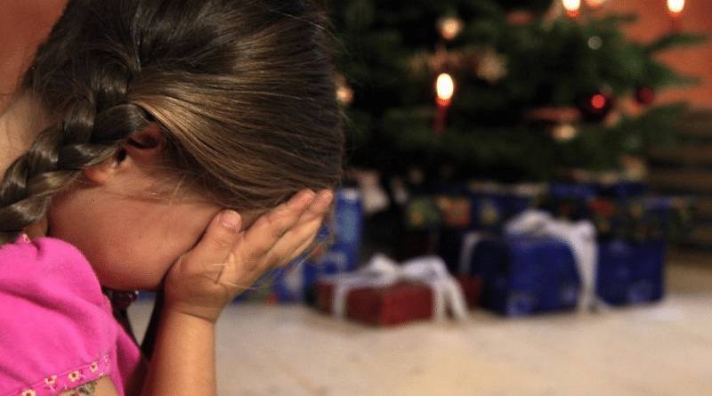 Рождество и Новый год: что дарить ребенку, как не переборщить с подарками, как не разбаловать детей?