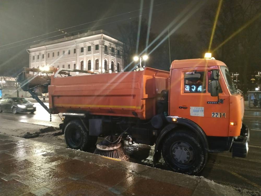 Уборка Московского района ведется в усиленном режиме из-за усилившегося снегопада