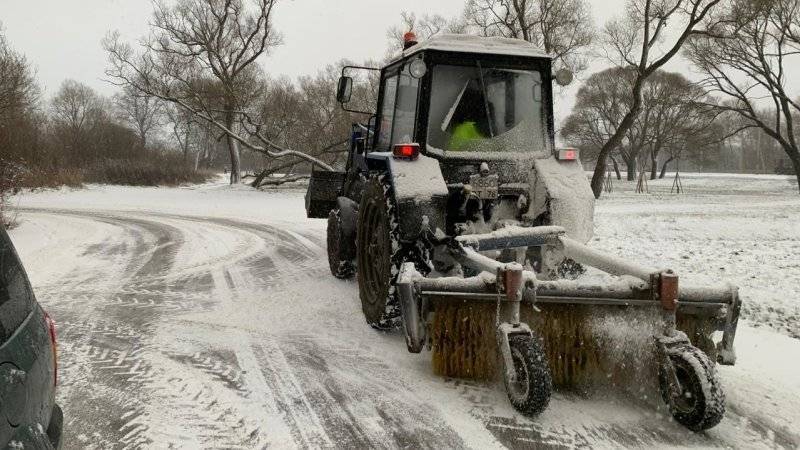 Петербургские коммунальщики работают с последствиями снегопада в первый день зимы