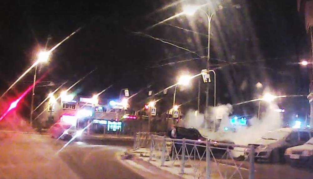 Легковушка во Всеволожске снесла ограждения тротуара и попала на видео