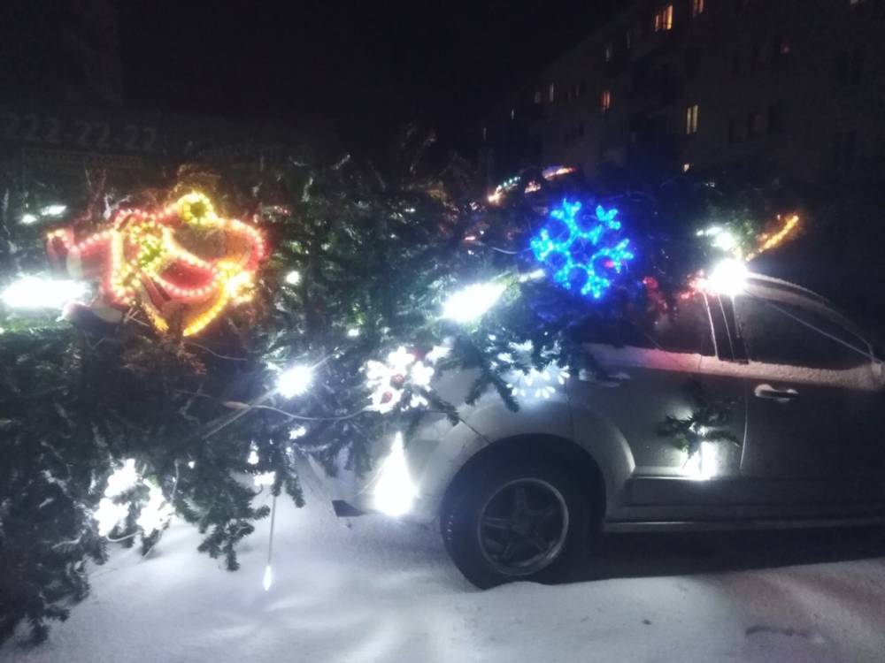 Новогодняя елка в поселке Ленинское не выдержала натиск снегопада