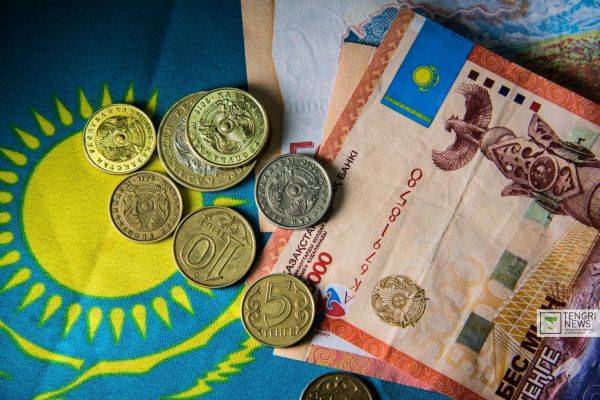 Казахстанцы отправляют за рубеж все больше денег: это плохо для тенге