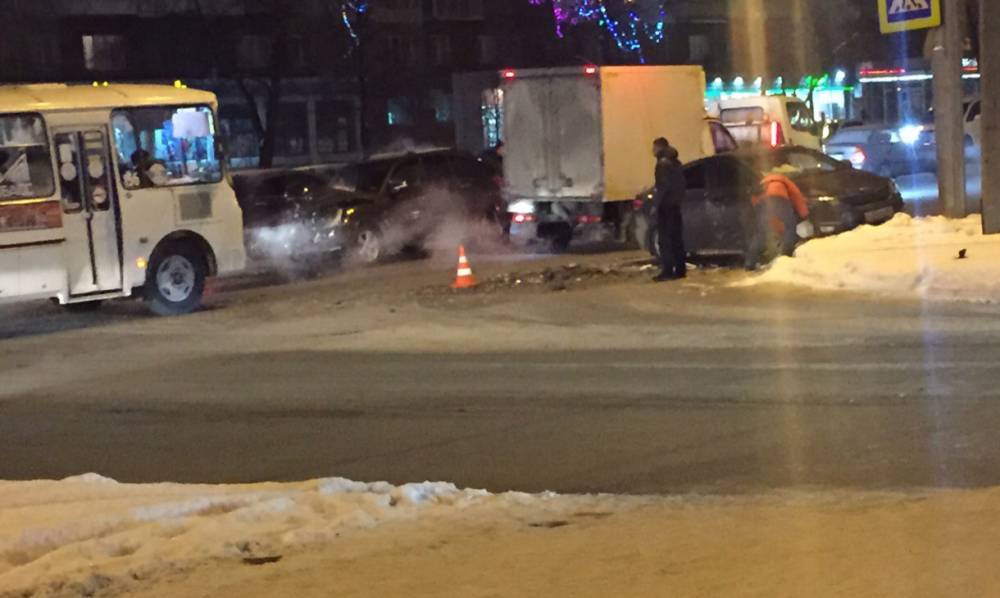 Две иномарки столкнулись на перекрёстке в Кемерове: есть пострадавшие