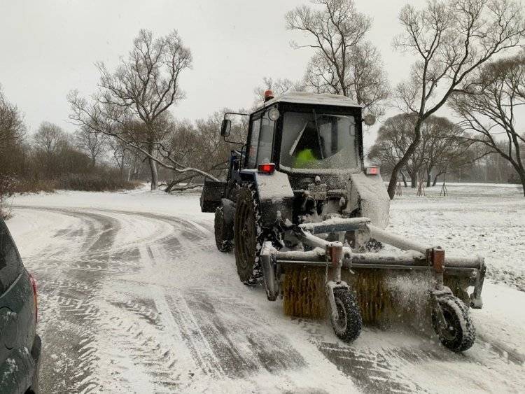 Более тысячи дворников ликвидируют последствия снегопада в Петербурге