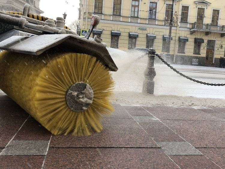 Уборка Невского района Петербурга идет в круглосуточном режиме из-за снегопада