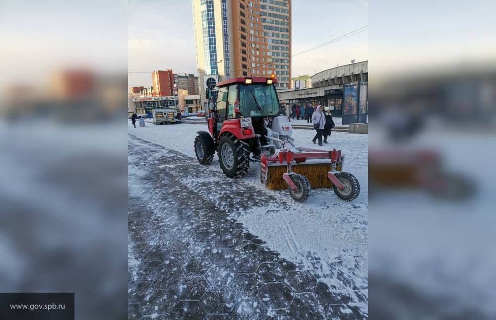 В Невском районе Петербурга идет непрерывная борьба с последствиями снегопада