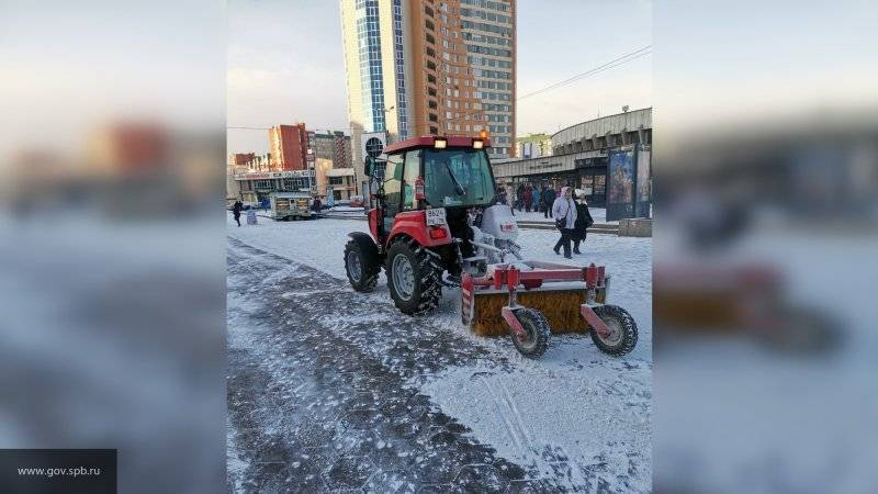 Обильный снегопад вынудил коммунальщиков вести уборку Невского района круглосуточно