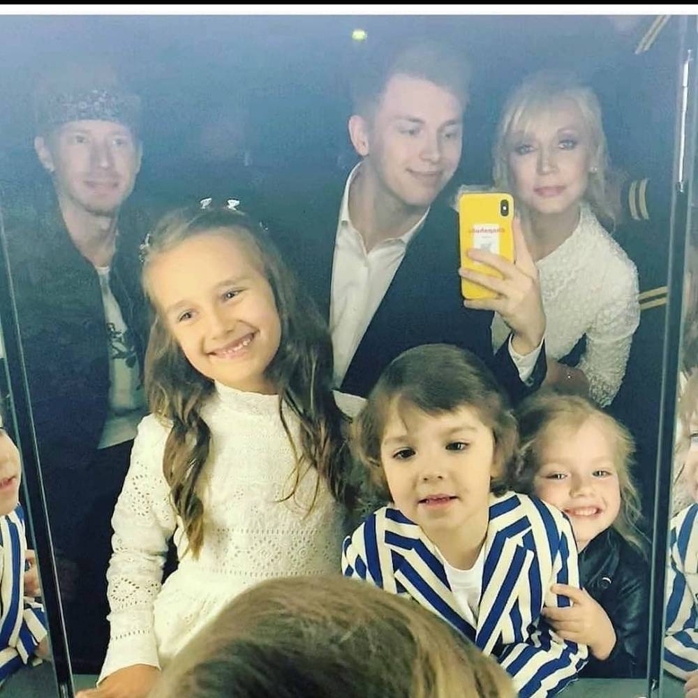 «Банда»: поклонники обсуждают фото с детьми и внуками Пугачёвой