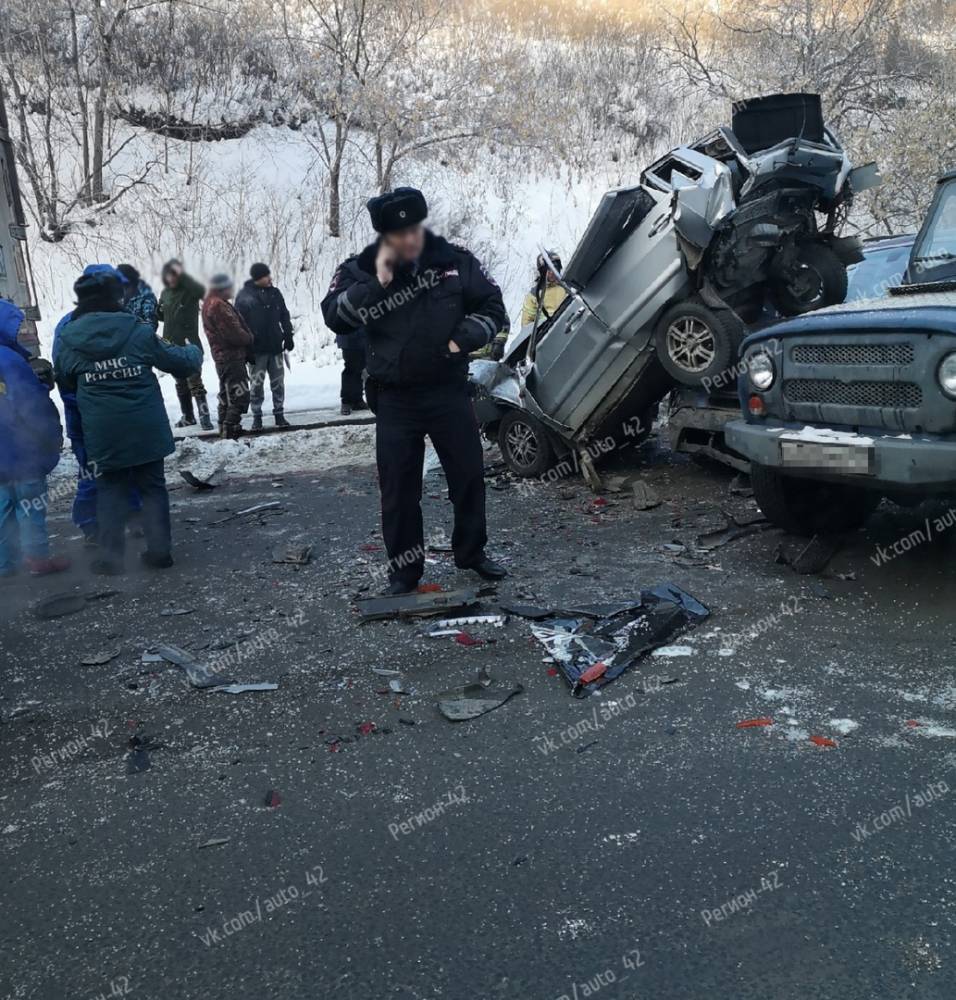 В Кемерове на Логовом шоссе легковой автомобиль расплющило в массовом ДТП