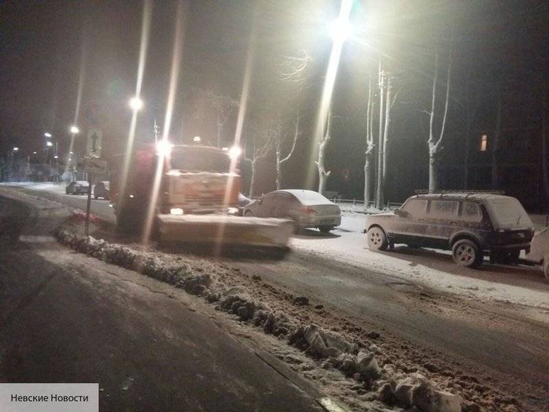Коммунальные службы очищают улицы Петербурга от ночного снега