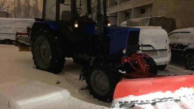 Ночью на улицах Фрунзенского района снег убирали 300 дворников