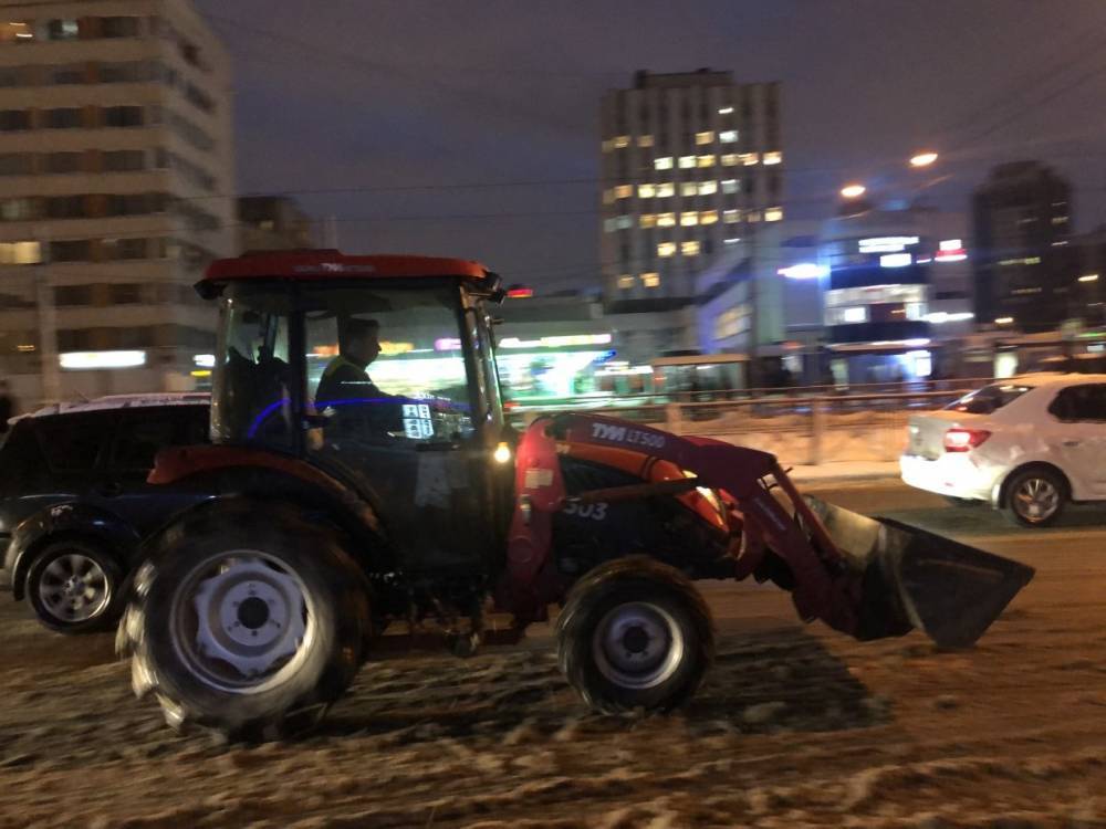 Утром коммунальщики и дорожники продолжили очищать Петербург от снега