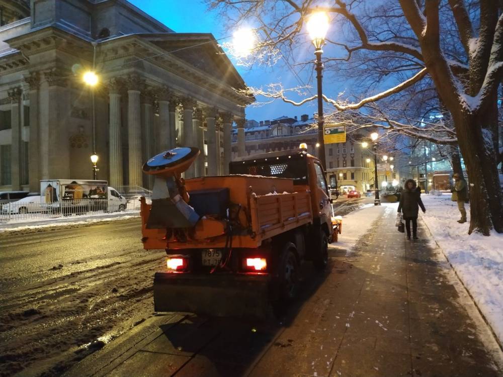 Спецтехника и дворники трудились всю ночь, чтобы очистить Петербург от снега к понедельнику