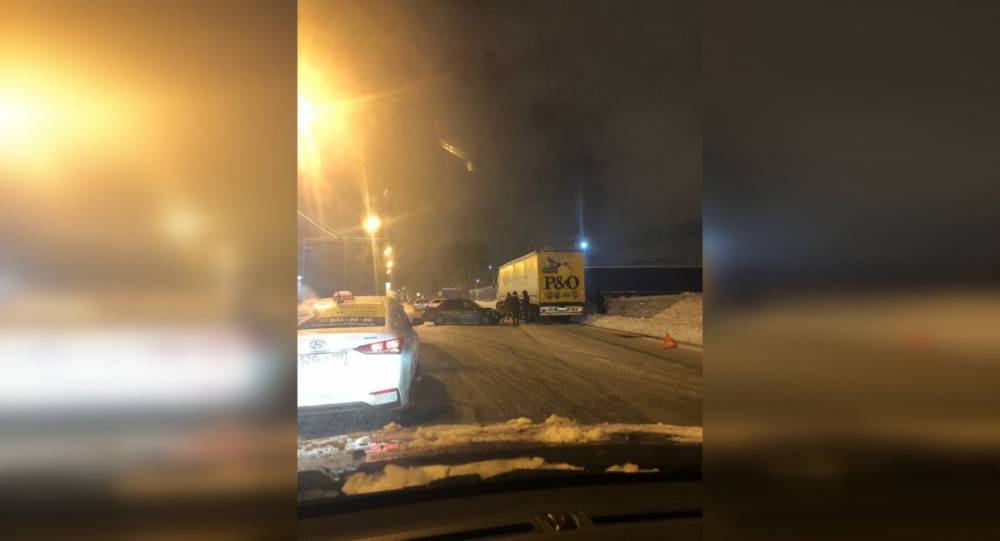 Утренняя авария на Рыбинской в Петербурге мешает проезду транспорта