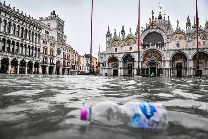 В Венеции началась уборка после катастрофического наводнения