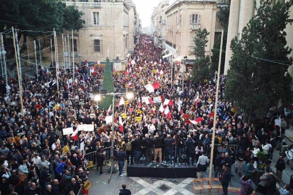 Премьер-министр Мальты объявил об отставке после многотысячного митинга в столице