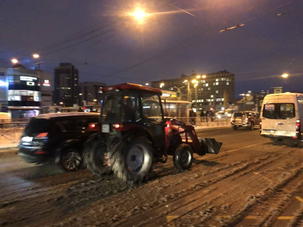 Дорожники Петербурга предотвратили скопление пробок из-за обильного снега