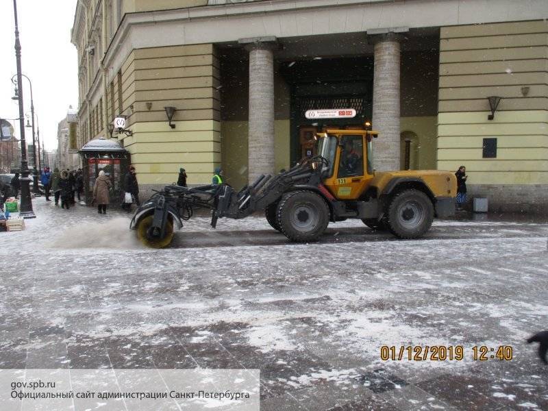 Работа по очистке дорог Петербурга от снега велась всю ночь
