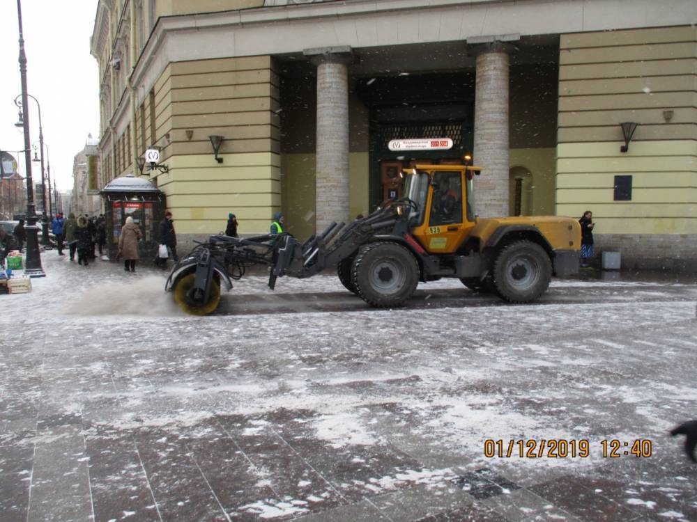 2 декабря улицы Петербурга расчистит более 700 единиц техники и свыше тысячи дворников