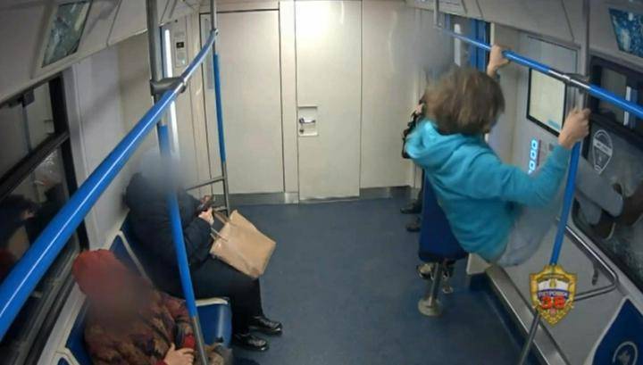 Пьяный легкоатлет-вандал чуть не вышел в окно поезда в столичном метро
