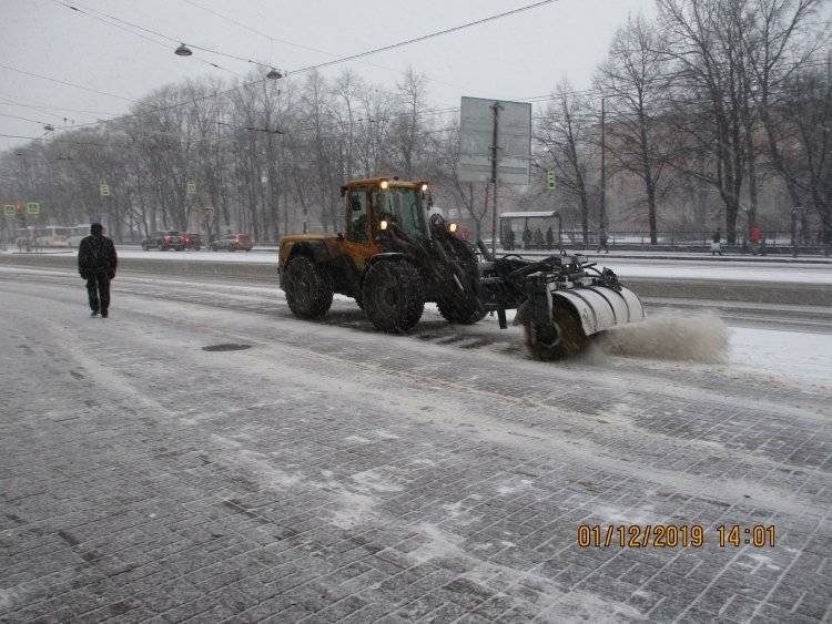 Коммунальные службы продолжают очищать Петербург от снега