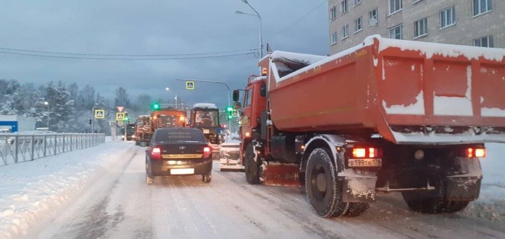 После снегопада коммунальные службы Петербурга работают в усиленном режиме
