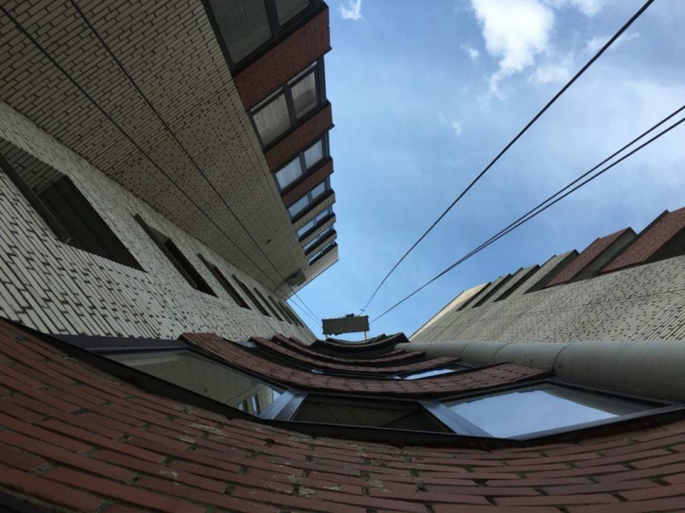 В Колпино нашли труп узбека после падения с многоэтажки