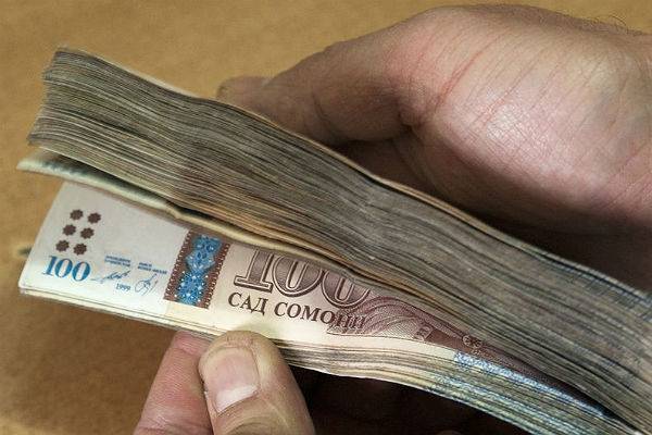 Таджикистан может закрыть своим гастарбайтерам перевод денег из России
