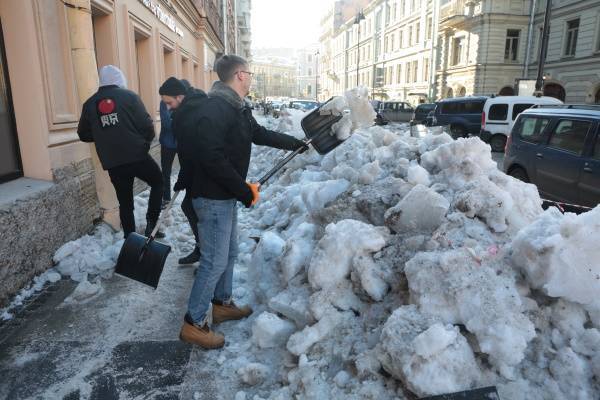Петербуржцы пожаловались на обилие снега в городе