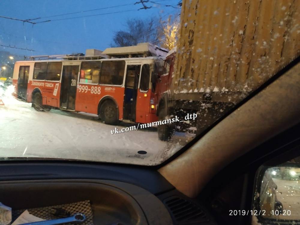 Троллейбус встретился с грузовиком на перекрестке в Мурманске