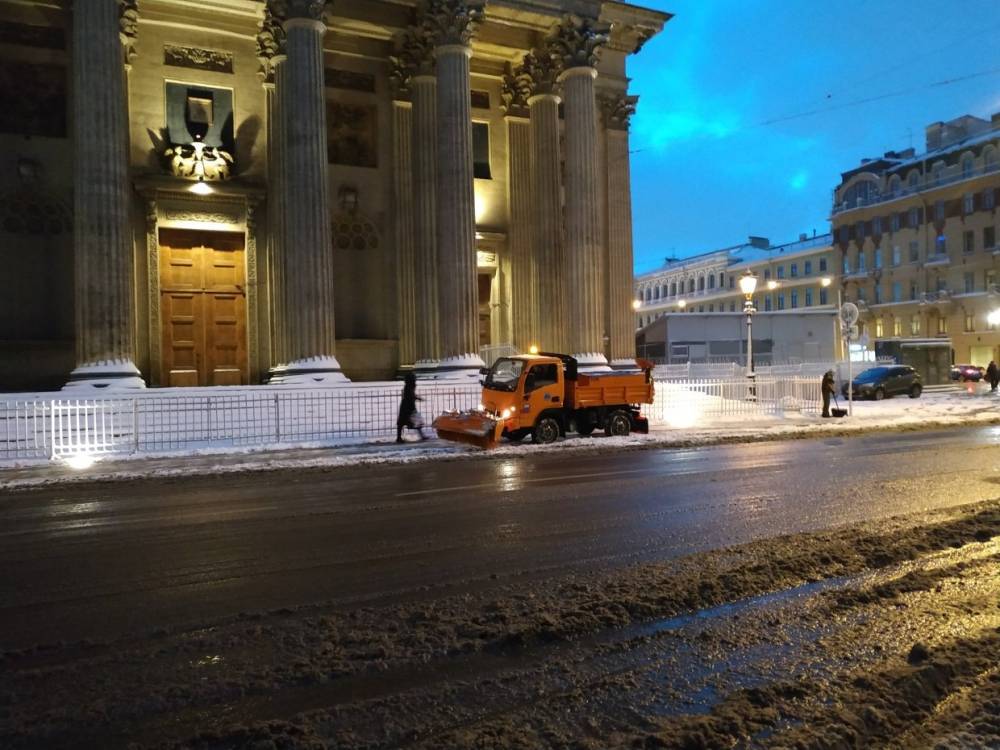 В Петербурге заработала горячая линия по вопросам уборки