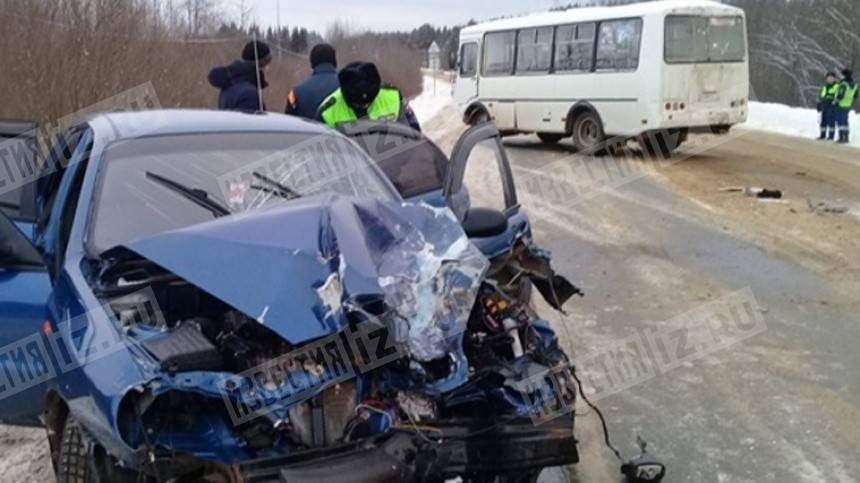 Четыре человека пострадали в ДТП с пассажирским автобусом в Коми