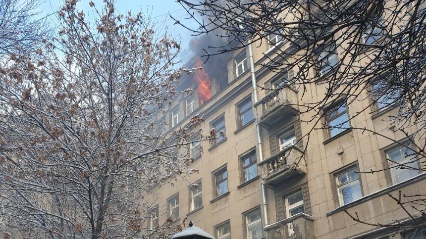Хлопок газа вызвал пожар в жилом доме в центре Санкт-Петербурга
