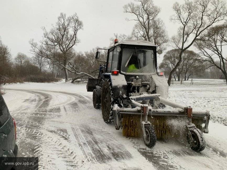 Улицы Петербурга от снега очищают более 700 единиц техники и свыше 1100 дворников