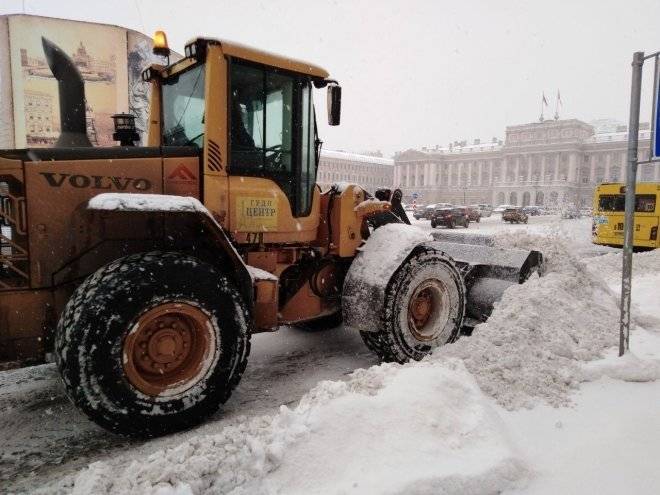 Дорожные службы Петербурга приступили к уборке улиц и дворов от снега