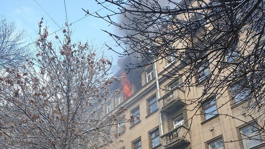 В центре Петербурга загорелась коммунальная квартира