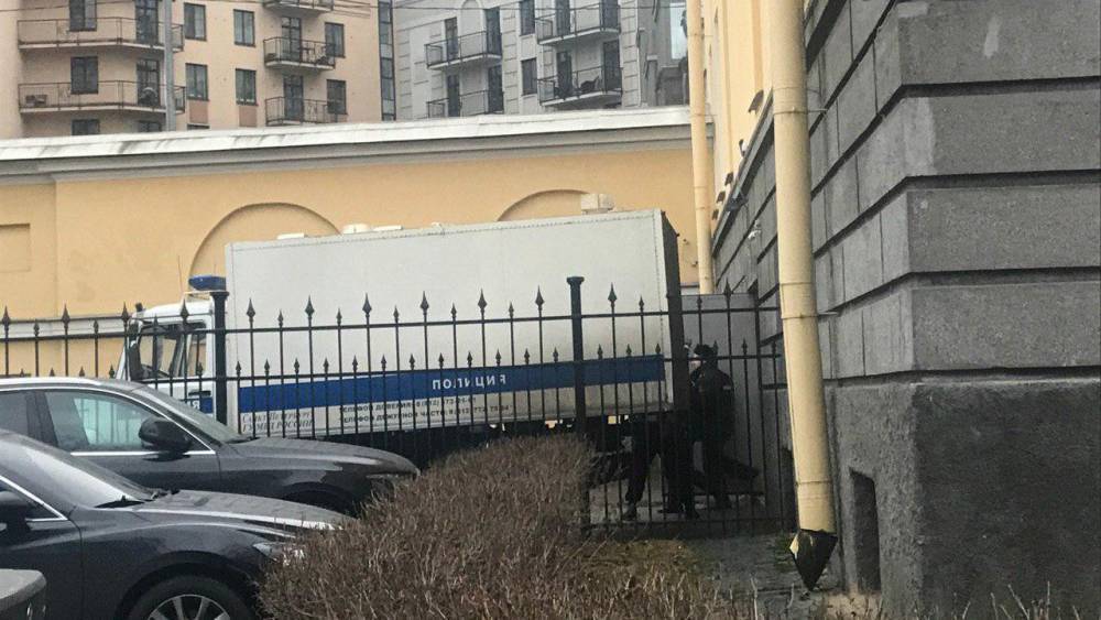 Массовая эвакуация была объявлена в крупных торговых центрах и судах Петербурга