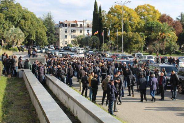 Митингующие у здания парламента Абхазии разошлись