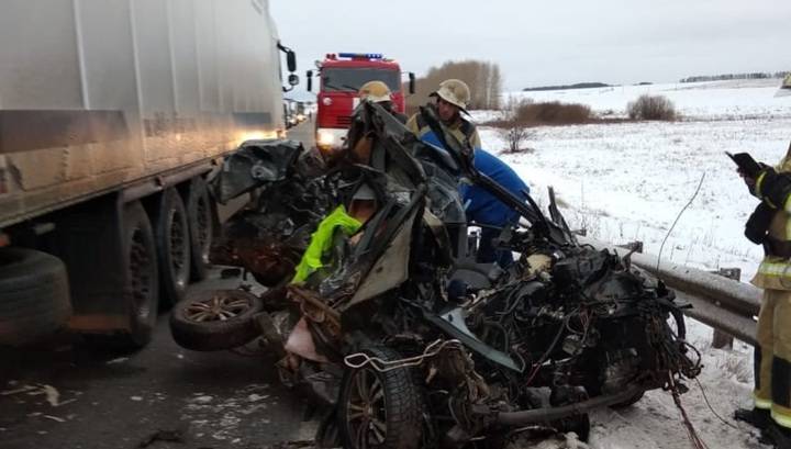 Мать и дочь погибли в столкновении с грузовиками в Татарстане. Видео