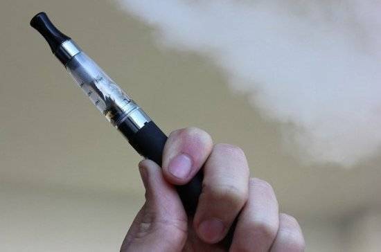Почти половина курящих электронные сигареты считает их менее вредными для здоровья