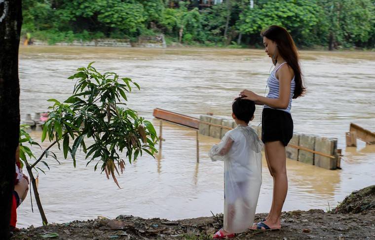 На Филиппинах около 100 тысяч человек эвакуируют из-за тайфуна