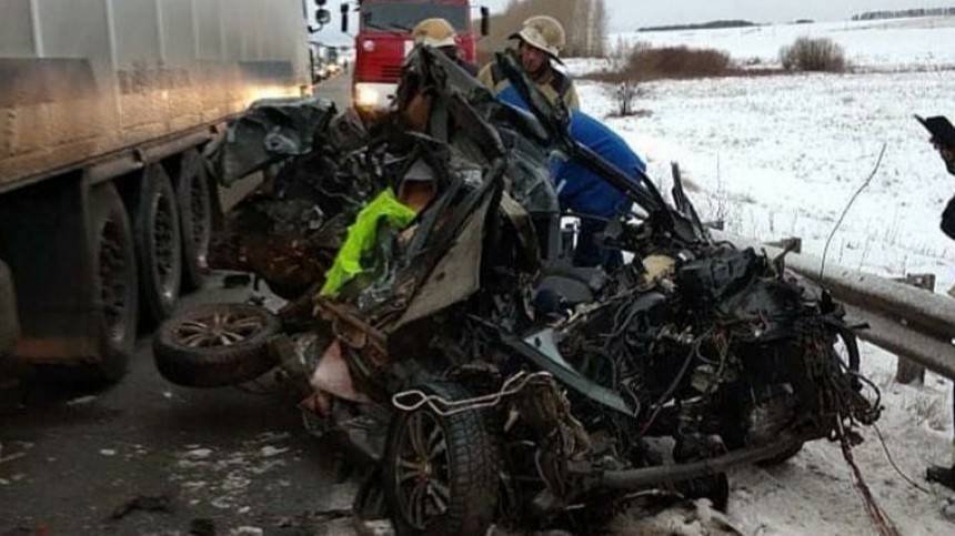 Видео: Женщина и ребенок погибли в лобовом столкновении с фурой в Татарстане