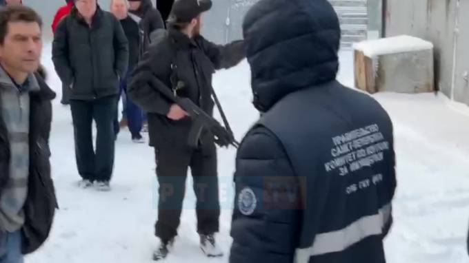 В Приморском районе начался снос гаражей. Петербуржец протестует с помощью гранаты и автомата