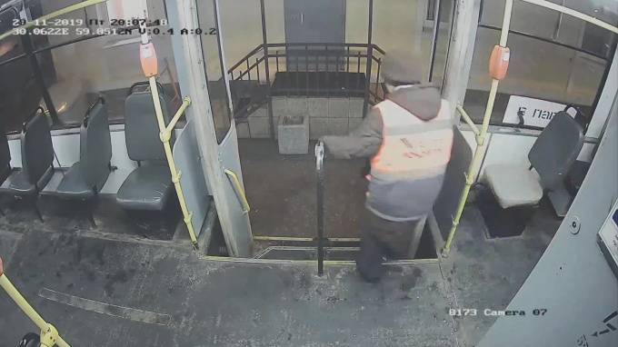 Видео: неизвестный напал с огнетушителем на кондуктора трамвая