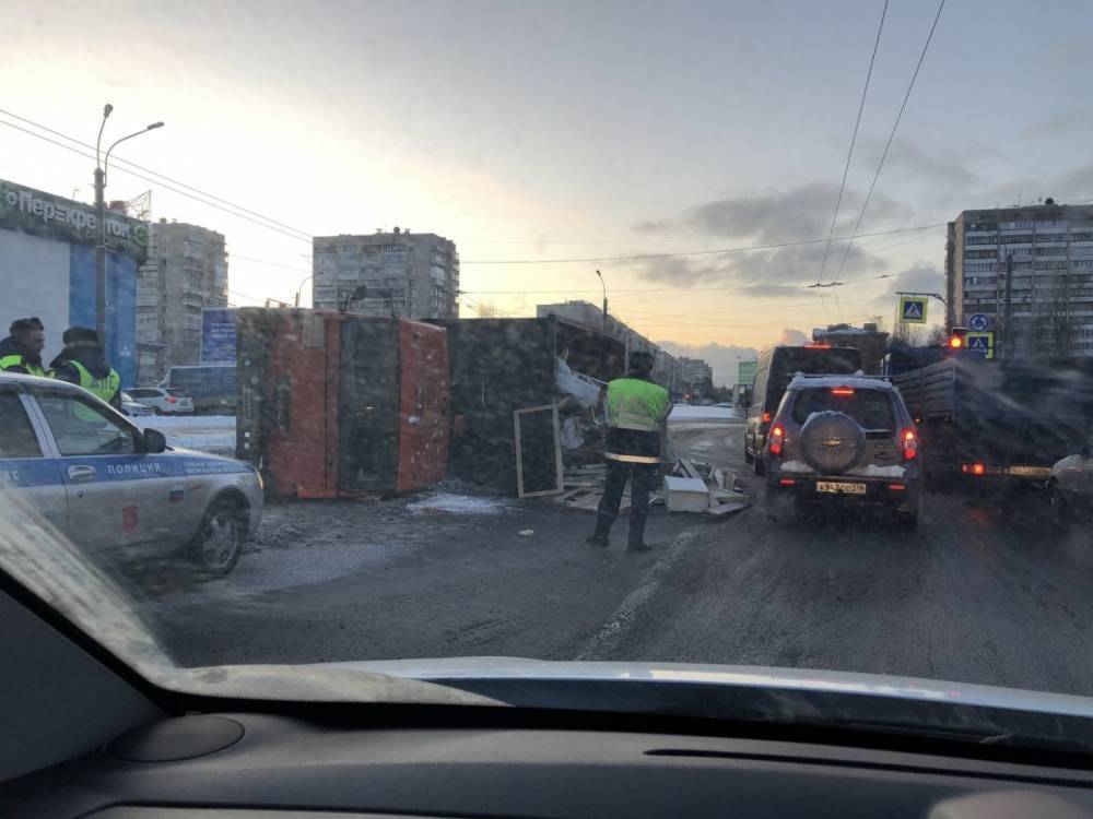 КамАЗ с мусором «прилег» на шоссе Революции в Петербурге