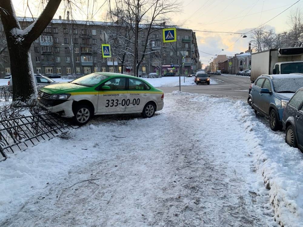 На Курляндской машина такси протаранила забор