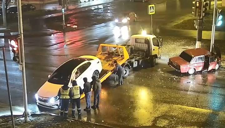 Подросток за рулем легковушки устроил аварию в Волгограде. Видео