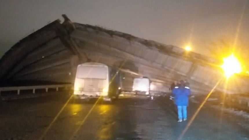 При обрушении моста в Оренбурге могли пострадать люди