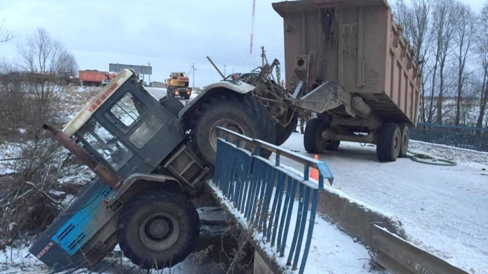 В Вологодском районе трактор с навозом свалился в реку